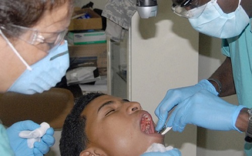 Melyek a lézeres fogászati kezelés előnyei és hátrányai?