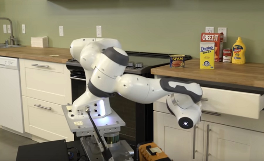 Fiókot húz ki a konyhában a mesterséges intelligencia robot