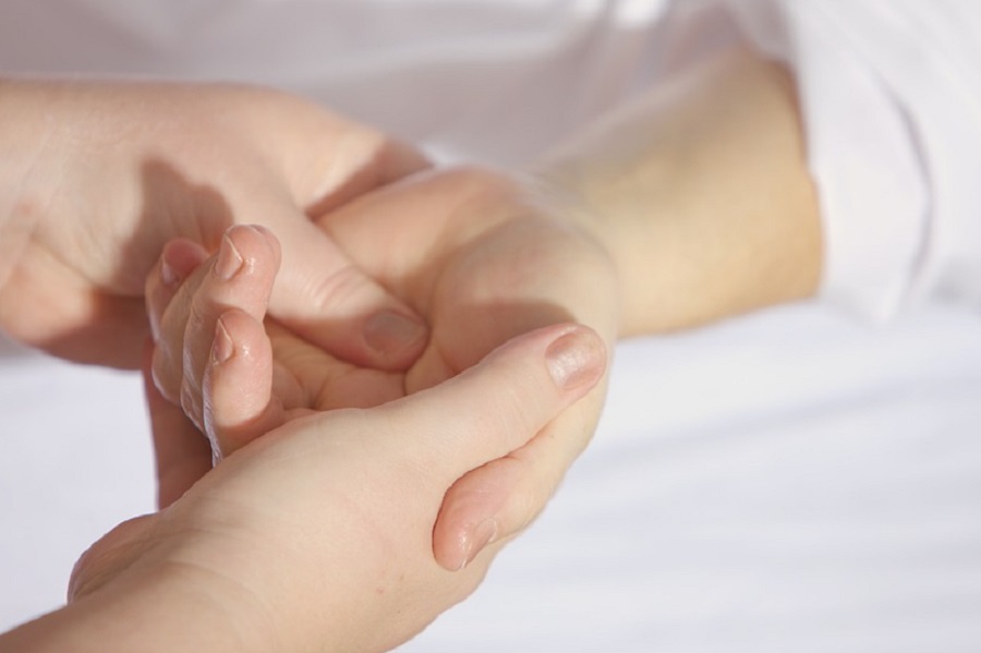 A kézplasztika segíthet megőrizni a kéz fiatalos megjelenését is