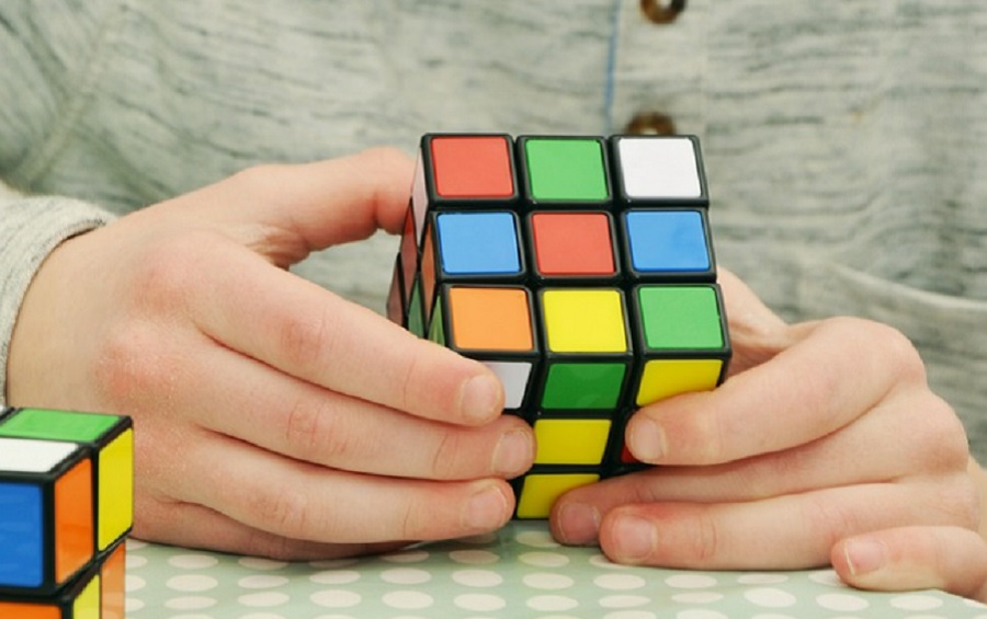 A Rubik-kocka kirakása a mesterséges intelligencia számára egy másodperc