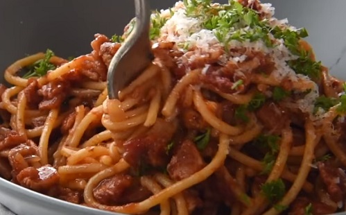 Spagetti füstös szalonnával és paradicsommal