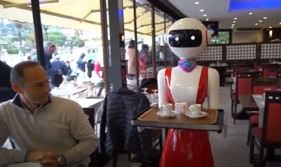 Robot pincérnő viszi ki a kávét a vendégeknek az olaszországi Rapallóban