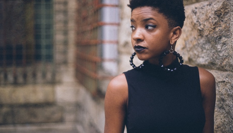 A s&ouml;t&eacute;tbőrű embereket t&ouml;bbsz&ouml;r kev&eacute;sb&eacute; vette &eacute;szre az &ouml;nj&aacute;r&oacute; aut&oacute;