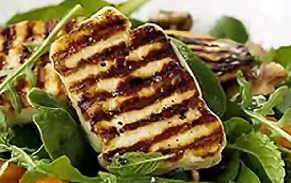 Halloumi saláta