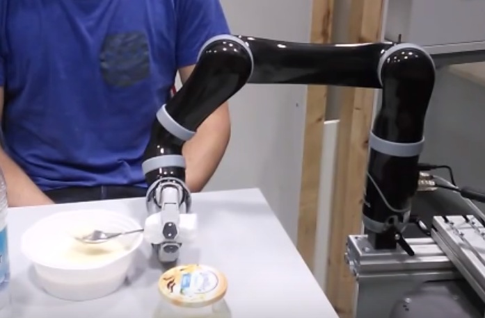 A robotkar egyre ügyesebbé vált az ember etetésében