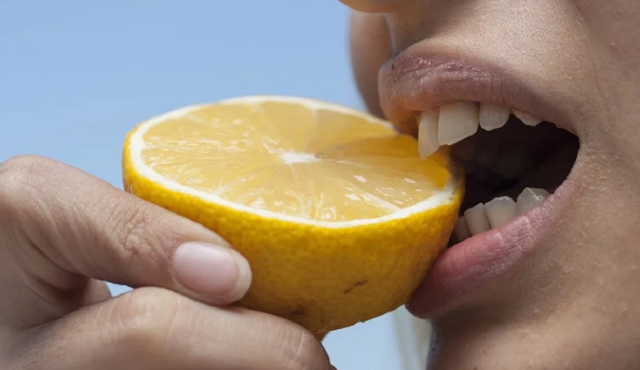 A citrom leve szintén károsítja a zománcréteget nagyobb mennyiségben