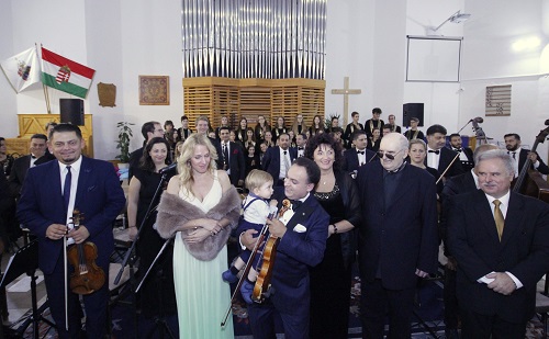 A másfél éves Zente tiszteletére hálaadó örömkoncertet adott Pécsett Mága Zoltán 