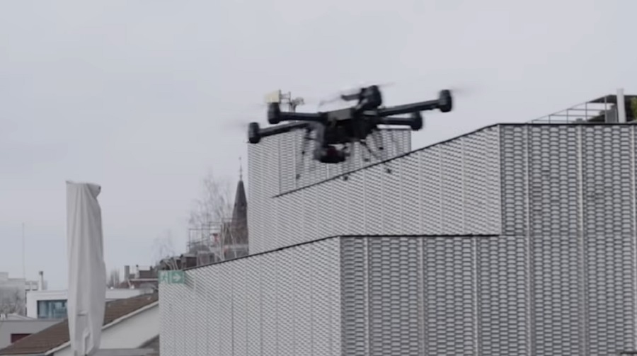 A drónok rajban közlekedve mentési feladatokban vehetnek részt