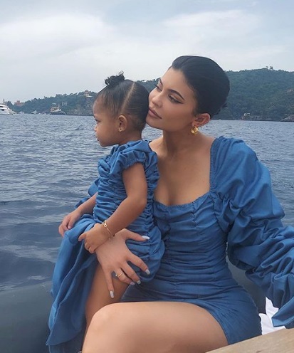 Kylie Jenner és kislánya, Stormi