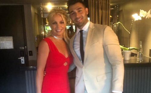 Bekötik Britney Spears fejét?