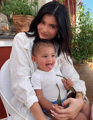 kyliejenner_stormi_2