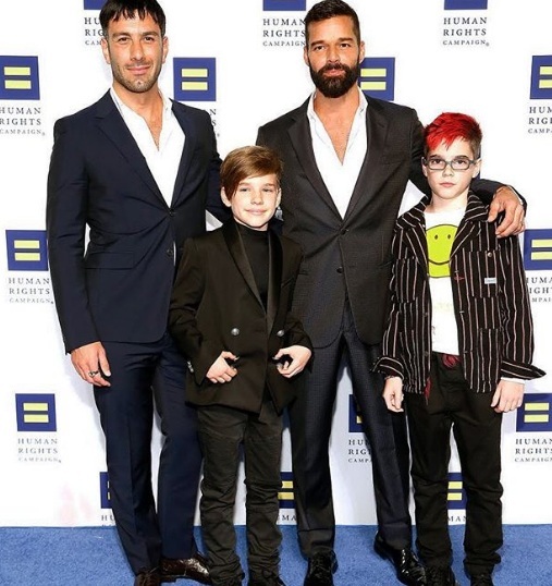 Ricky Martin párjával és fiaival