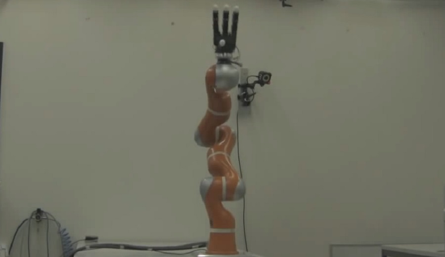 Mesterséges intelligencia: a robotkezet precízebb fogásra tanítják 