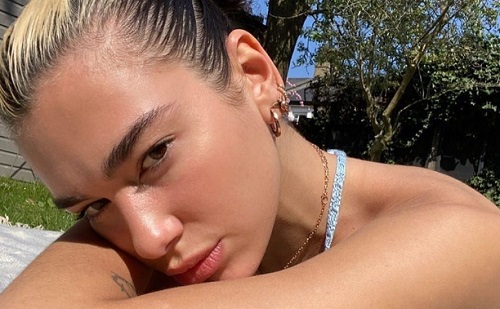 Dua Lipa párjáról tanul a karantén alatt