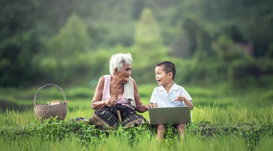 A fiatalok segíthetnek megtanítani az időseket a technológia használatára