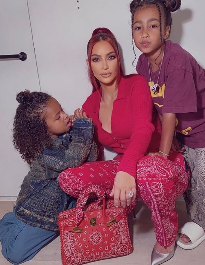 Kim Kardashian a lányaival