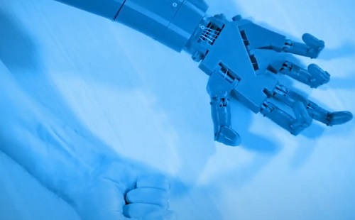 Mesterséges intelligencia - Kerekesszékre szerelt robotkar segíti a betegeket