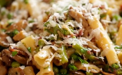 Könnyed carbonara – borsóval és cukkinivel