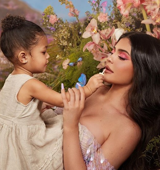 Kylie Jenner és kislánya, Stormi