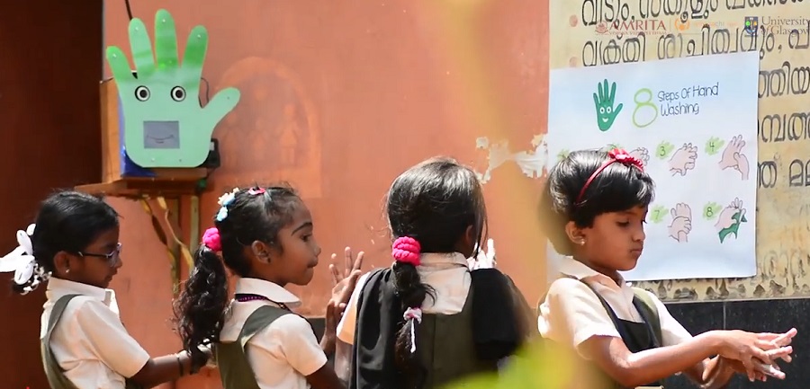 Indiai gyermekek Pepe robot felszólítására az alapos kézmosást gyakorolják