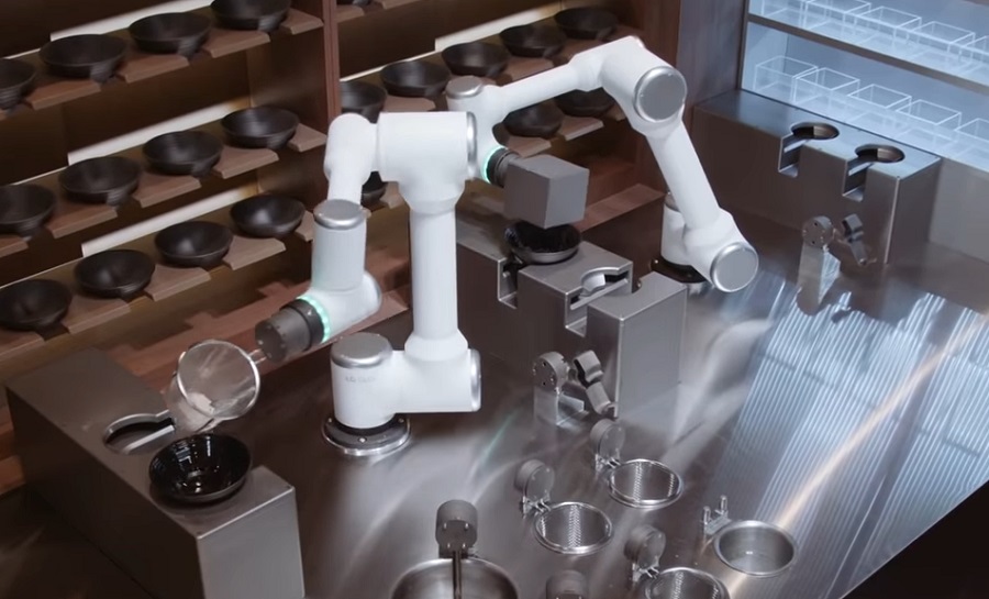 Ételt készítenek az LG ThinQ mesterségesen intelligens konyhai robotjai