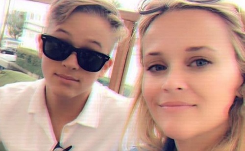 Reese Witherspoon fia dalt jelentetett meg