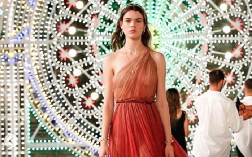 Közönség nélkül is bemutatta 2021-es ruháit a Dior