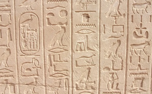 Hieroglifa-fordításra is képes a mesterséges intelligencia