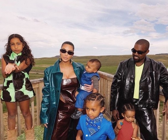 Kim Kardashian és Kanye West a gyerekekkel