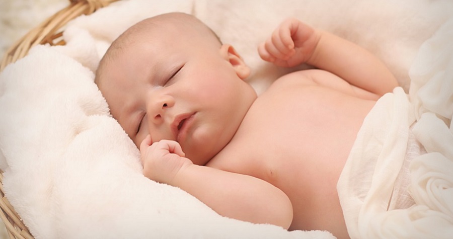 A baba pelenkáját fontos gyakran cserélni a kiütések megelőzése érdekében