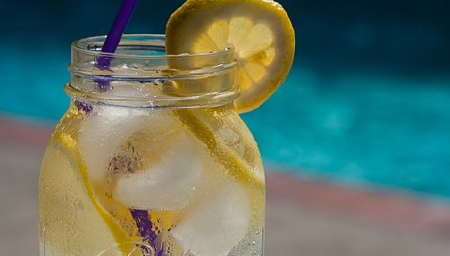 Számos egészségügyi előnye van a citromos víznek