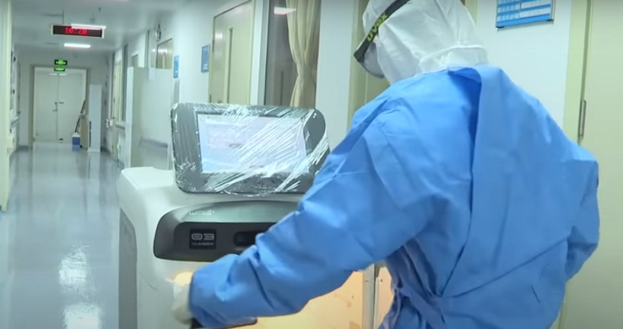 Kórházi dolgozóknak segítenek a robotok Kínában