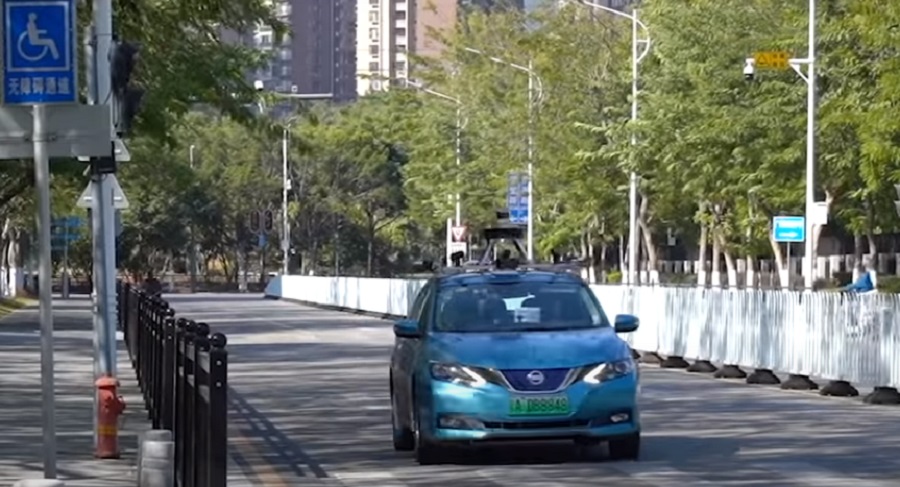 Érkezik egy utasért a robot taxi Kínában 