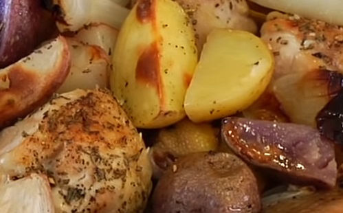 Mutatós és finom: csirke alma- és burgonyágyon