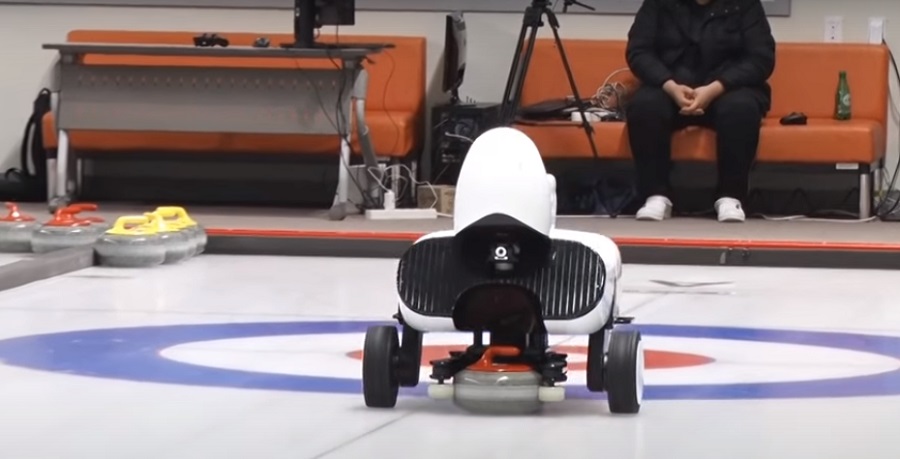 A curling mesterséges intelligencia-robot igen ügyesen manőverezik a pályán 