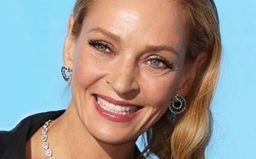 Strandon botlott a szerelmébe Uma Thurman 