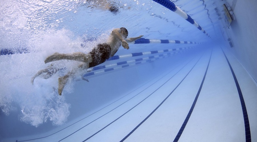 Az úszás is sokat segít a visszerek visszaszorításában