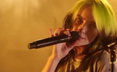 Billie Eilish tartja a száját