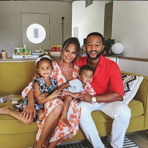 Chrissy Teigen és John Legend gyermekeikkel