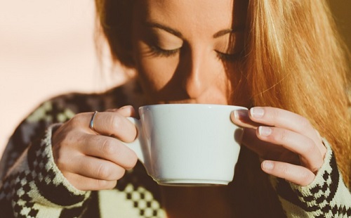 Segíthet a kávé a száj és a fogak egészségén?