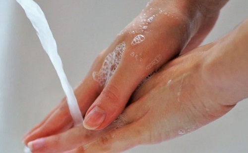 Miért kell 20 másodpercig kezet mosni?