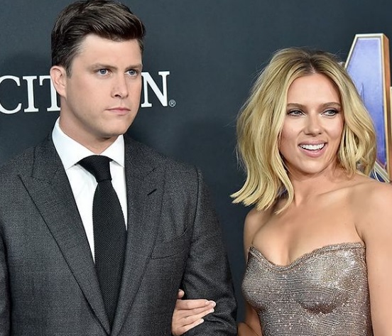 Colin Jost és Scarlett Johansson