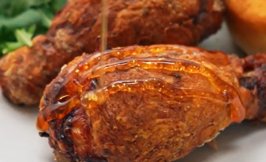 Ízletes csirkecombokat készíthetünk írós pácolással és mézzel kínálva