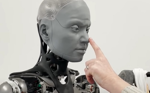 Mesterséges intelligencia - Így reagált a legfejlettebb humanoid robot az orrbökésre