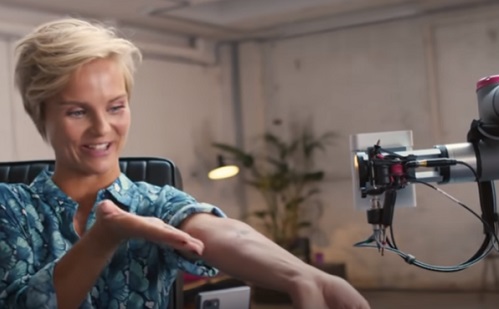 Mesterséges intelligencia - 5G-s robotkarral tetováltatott egy színésznő