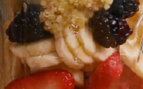 Egészséges édesség – Így készül a quinoa gyümölcssaláta
