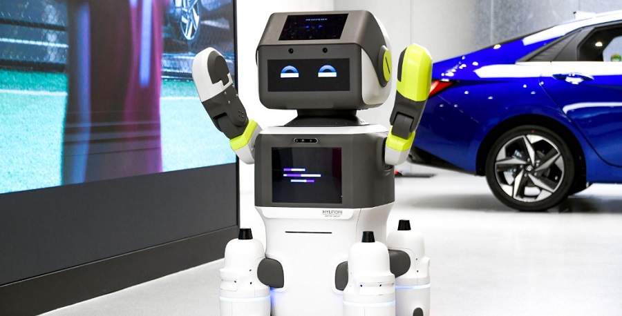 Fejlett humanoid robot fogadja az ügyfeleket a Hyundai szöuli bemutatótermében
