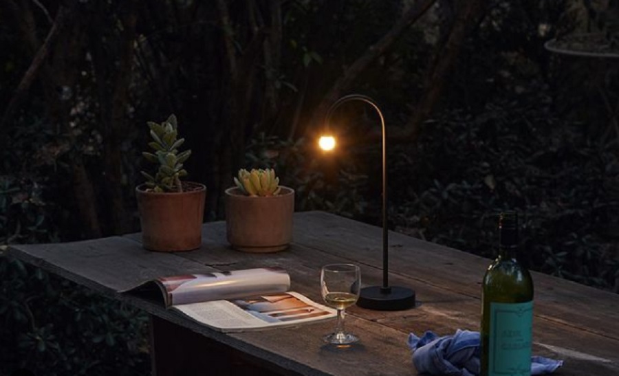 A kertben és a szobában, sőt a fürdőben is használható a modern Arca lámpa