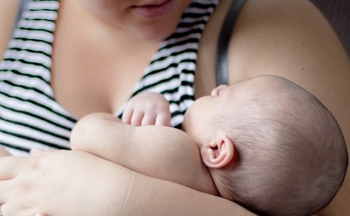 A szülő ölelése enyhíti a baba fájdalmát