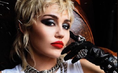 Miley Cyrus Metallica-himnuszt énekel Elton Johnnal